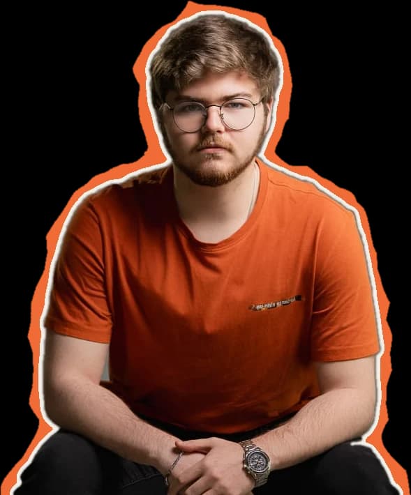 Bruno Werner, de óculos e camiseta laranja, recortado como adesivo